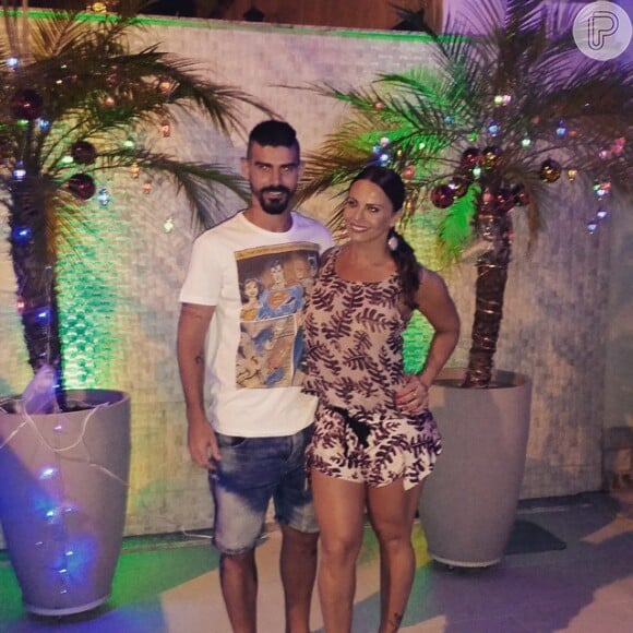 O jogador Radamés, noivo de Viviane Araújo brincou nas redes sociais: 'Toda boba com o presente que eu dei de Natal... eu juro que eu queria dar uma BMW, mas ela preferiu uma bicicleta elétrica'