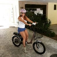 Viviane Araújo ganha bicicleta de presente de Natal do noivo: 'Queria dar BMW'
