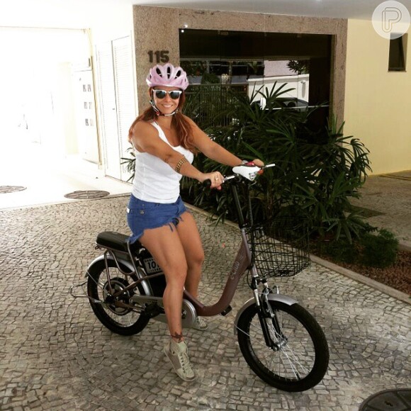 Viviane Araújo ganhou uma bicicleta elétrica de presente de Natal