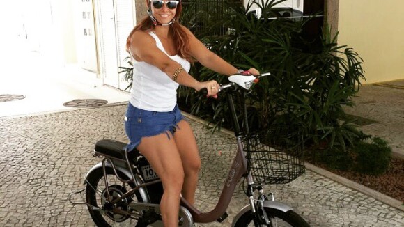 Viviane Araújo ganha bicicleta de presente de Natal do noivo: 'Queria dar BMW'