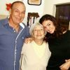 Isis Valverde posa com os avós durante o Natal