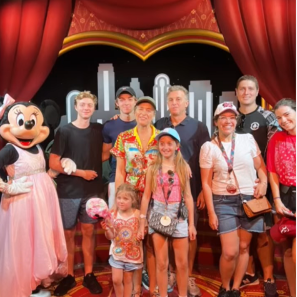 Nos comentários, os internautas rasgaram elogios à família. "Que delícia de passeio. Família linda", afirmou uma fã