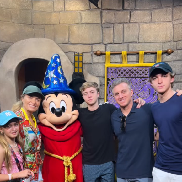 Angélica e Luciano Huck são pais de Joaquim, de 17 anos, Benício, de 14 e Eva, de 10 anos de idade