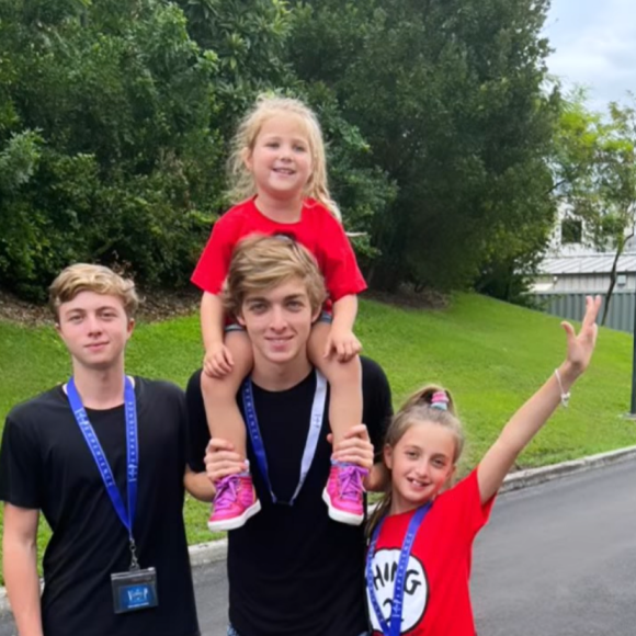  Evacompletou 10 anos recentemente com um festão feita por Angélica