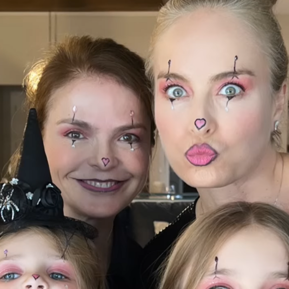 "Hoje tem #tbt especial... dias onde todo mundo voltou a ser criança! Muito amor e alegria", escreveu Angélica