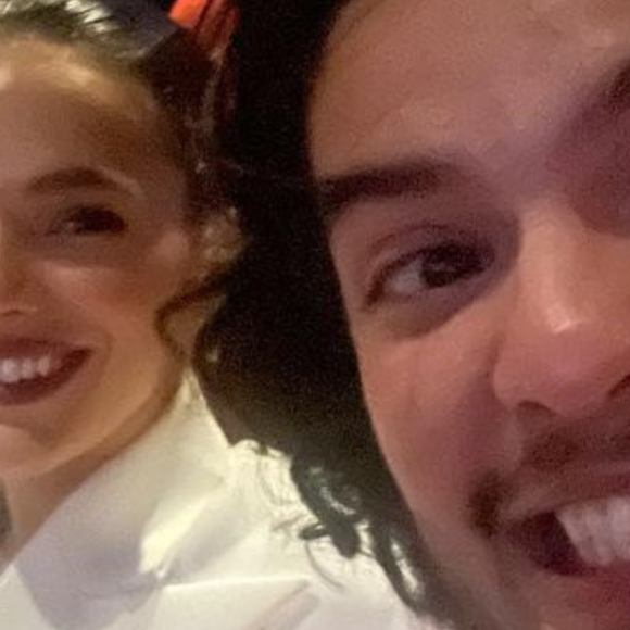 Bruna Marquezine e Xolo Maridueña fazem par romântico no filme 'Besouro Azul', mas muitos fãs torcem para que esse namoro aconteça, também, na vida real