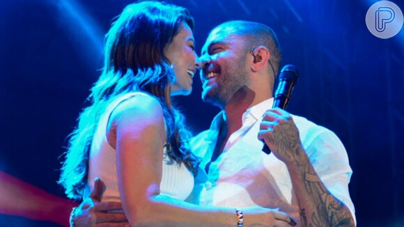 Paolla Oliveira e Diogo Nogueira dançam colados e beijam muito em show do cantor