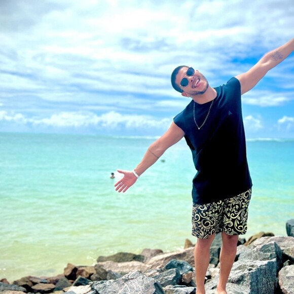 Arthur Aguiar afirmou que não gosta de sair, mas que agora, solteiro, não vai ficar sozinho em casa