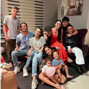 Wanessa e Dado Dolabella posam com família da cantora no aniversário de Camilla Camargo