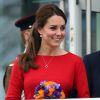 Kate Middleton apostou num vestido vermelho feito sob medida pelo atelier Katherine Hooker para evento beneficente