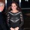 Já com a barriguinha mais aparente, Kate Middleton escolheu um vestido elegante e sexy preto da grife Temperley London, que tinha partes com transparência para jantar de gala no restaurante L'Anima, na Inglaterra 