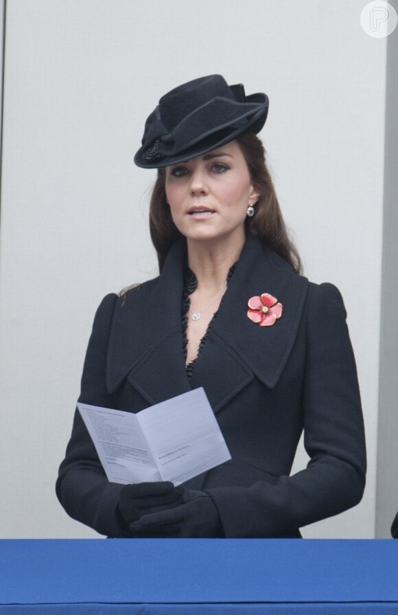 Kate Middleton mostra um toque de sensibilidade tanto para a ocasião quanto para o visual. Em cerimônia de homenagem aos mortos da Primeira Guerra Mundial, a duquesa chegou a emocionar optando por um look totalmente preto que contrasta a flor vermelha de lapela