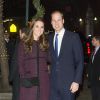 Kate Middleton apareceu ao lado do príncipe William usando um sobretudo roxo com meias e luvas pretas em sua primeira viagem para fora da Europa após o anúncio da chegada de mais um herdeiro para família real