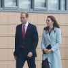 Kate Middleton também acompanhou o marido, William, em uma visita à refinaria Pembroke, no País de Gales. Para a ocasião, a duquesa usou um sobretudo azul-bebê de modelo clássico, além da bolsa preta para ornar com as botas de cano longo 