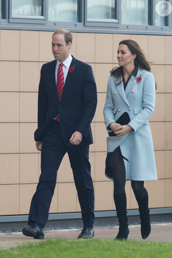 Kate Middleton também acompanhou o marido, William, em uma visita à refinaria Pembroke, no País de Gales. Para a ocasião, a duquesa usou um sobretudo azul-bebê de modelo clássico, além da bolsa preta para ornar com as botas de cano longo 