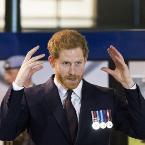 Príncipe Harry: de acordo com Valentine Low, os assessores do Palácio de Buckingham são responsáveis pelo vazamento de várias notícias negativas a respeito do duque
