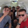 Com os amigos, Neymar brinca em voo para Minas Gerais, onde acontece a partida beneficente de futebol