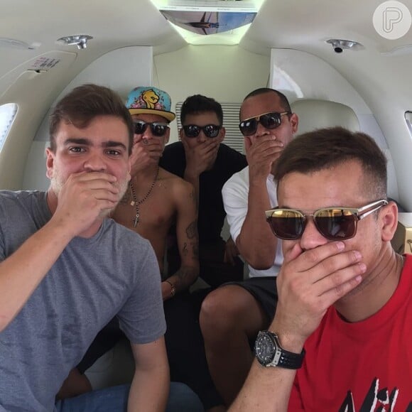 Com os amigos, Neymar brinca em voo para Minas Gerais, onde acontece a partida beneficente de futebol