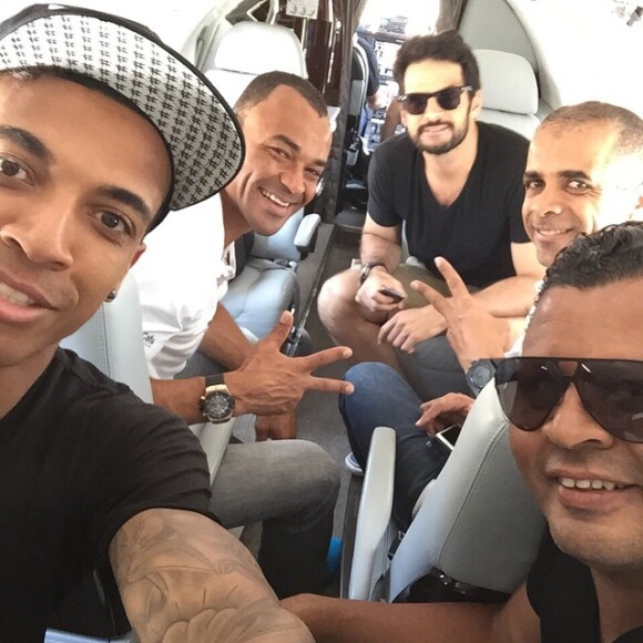 Cafú se diverte com amigos indo para o futebol beneficente de Neymar e Alexandre Pires