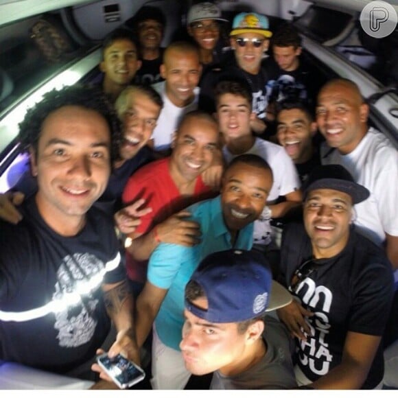 Neymar posa com os irmãos Alexandre e Fernando Pires, além dos colegas que participam do jogo, ainda no ônibus durante o trajeto