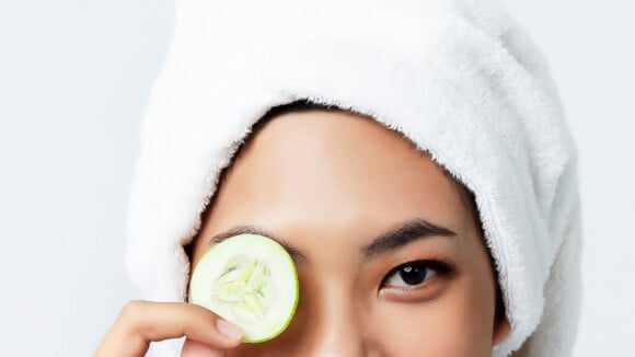 Pepino congelado nos olhos vira hit no Tik Tok e dermatologista responde: o frozen cucumber hack funciona?