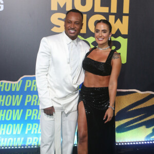 Thiaguinho e Carol Peixinho usaram looks complementares no Prêmio Multishow 2022: o cantor foi de branco e a apresentadora e ex-BBB usou preto