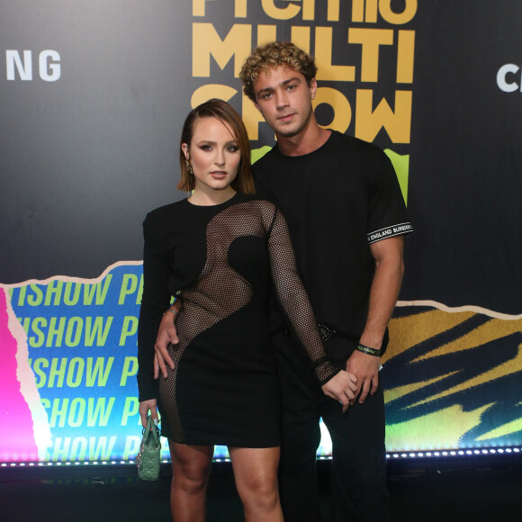 Look de Larissa Manoela no Prêmio Multishow 2022 tinha trasparência com tecido telado: atriz foi à premiação com o namorado, André Luiz Frambach