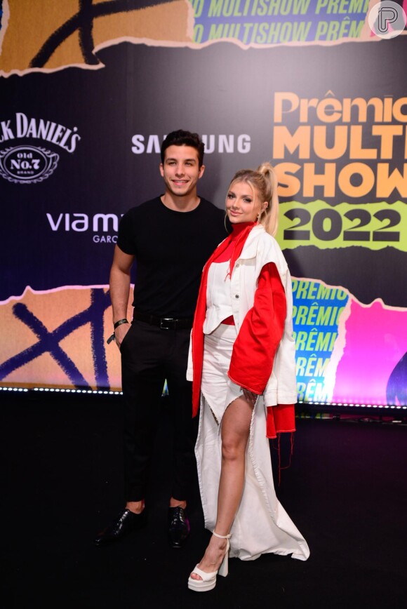 O casal Ricky Tavares e Carol Bresolin compareceu ao Prêmio Multishow 2022: o ator usou look all black e a influenciadora apostou em um mix de jeans branco e peças oversized em vermelho