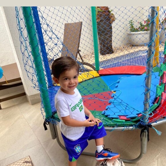 Filho de Marília Mendonça e Murilo Huff surgiu com um uniforme da Seleção Brasileira