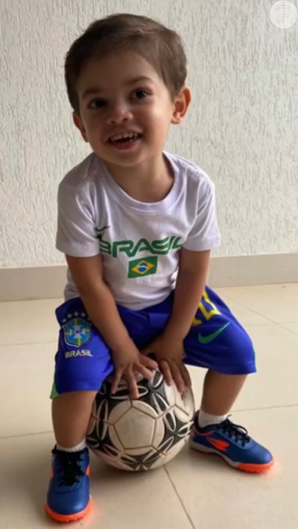 Filho de Marília Mendonça, Leo apareceu uniformizado em dia de escolinha de futebol