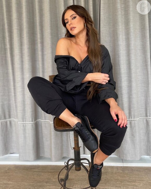 Paolla Oliveira em look preto: atriz combinou calça e blusa social preto com tênis mais esportivo