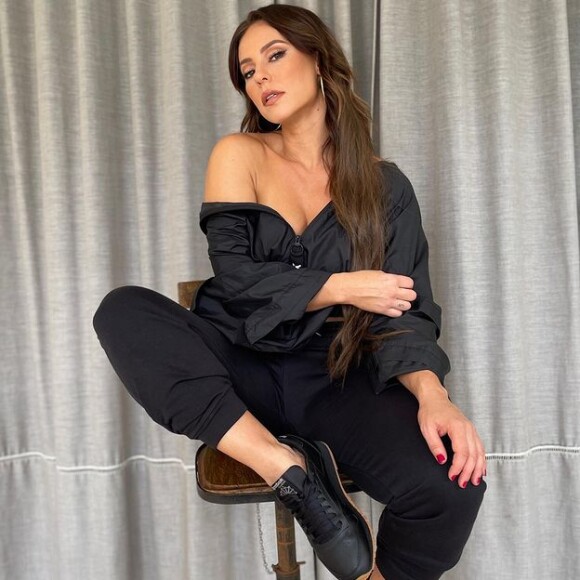 Paolla Oliveira em look preto: atriz combinou calça e blusa social preto com tênis mais esportivo