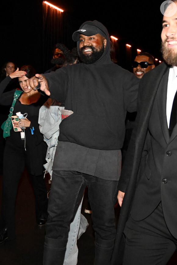 Kanye West participou do desfile de Primavera-Verão da Balenciaga na Paris Fashion Week no começou de outubro