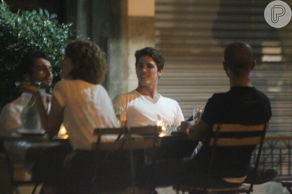Rômulo Arantes Neto é flagrado com amigos em bar do Leblon, na zona sul do Rio de Janeiro, em 25 de março de 2013