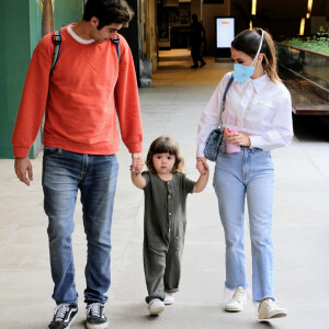 Tatá Werneck e Rafa Vitti passeiam com Clara Maria por shopping do Rio
