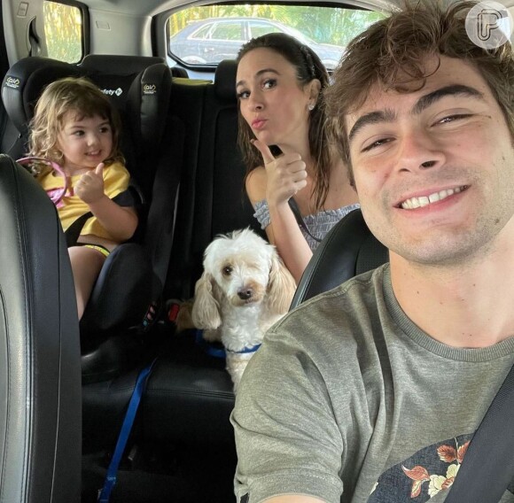 Tatá Werneck e Rafael Vitti posam com a filha, Clara Maria