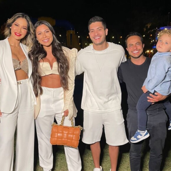 Thammy Miranda e Andressa Ferreira prestigiaram festa da filha de Maíra Cardi e Arthur Aguiar