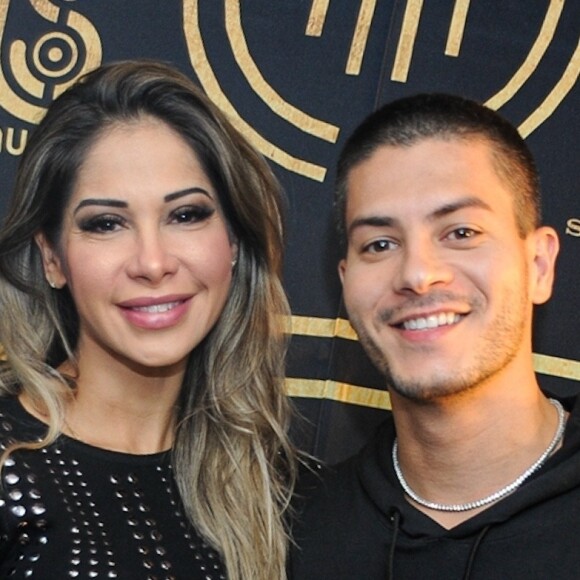 Arthur Aguiar e Maíra Cardi se casaram depois de cinco meses de namoro