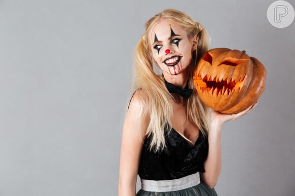Maquiagem de Halloween inspirada em palhaço dark ganha mood divertido com maria-chiquinhas