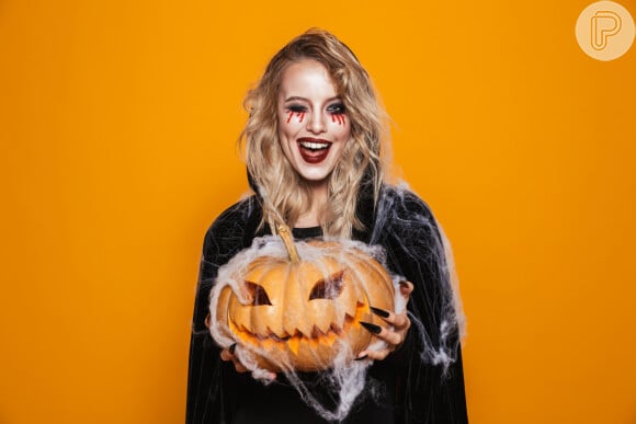 Maquiagem de Halloween: essa versão de bruxa traz lágrimas vermelhas nos olhos
