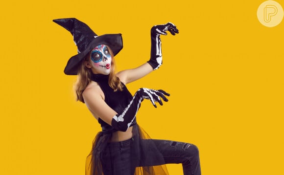 Combinar maquiagem de caveira mexicana com fantasia de bruxa é uma ideia criativa para o Halloween