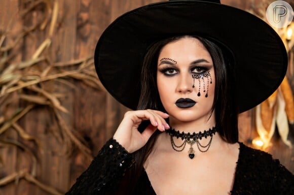 Maquiagem de bruxa fácil para fazer no Halloween: essa inspiração usa batom preto