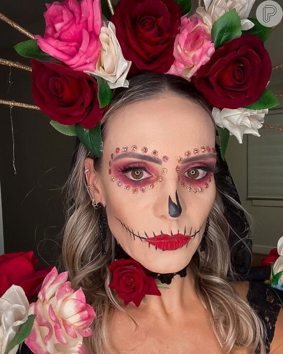Maquiagem de Halloween com o tema caveira mexicana: quem ama um mood mais colorido vai se apaixonar por essa beleza