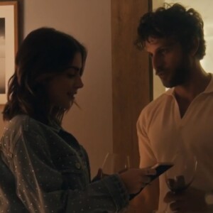 Sexo entre Chiara (Jade Picon) e Ari (Chay Suede) na novela 'Travessia' aconteceu depois que o arquiteto gahou um apartamento do pai dela