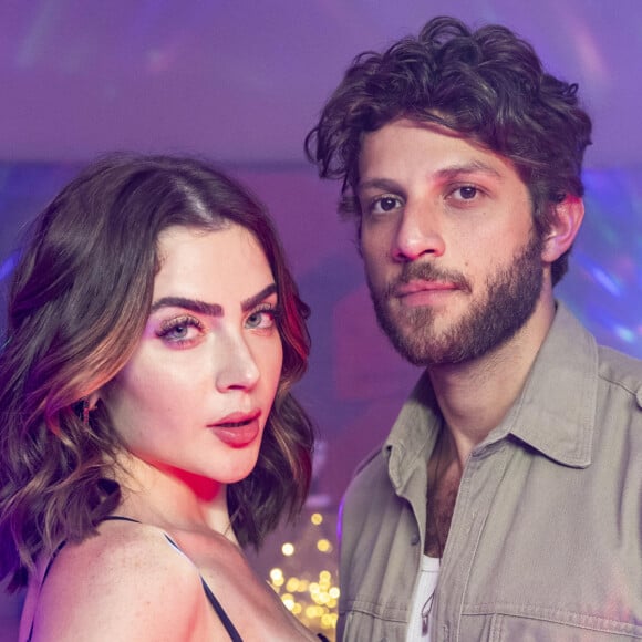 Jade Picon faz par romântico com Chay Suede na novela 'Travessia'