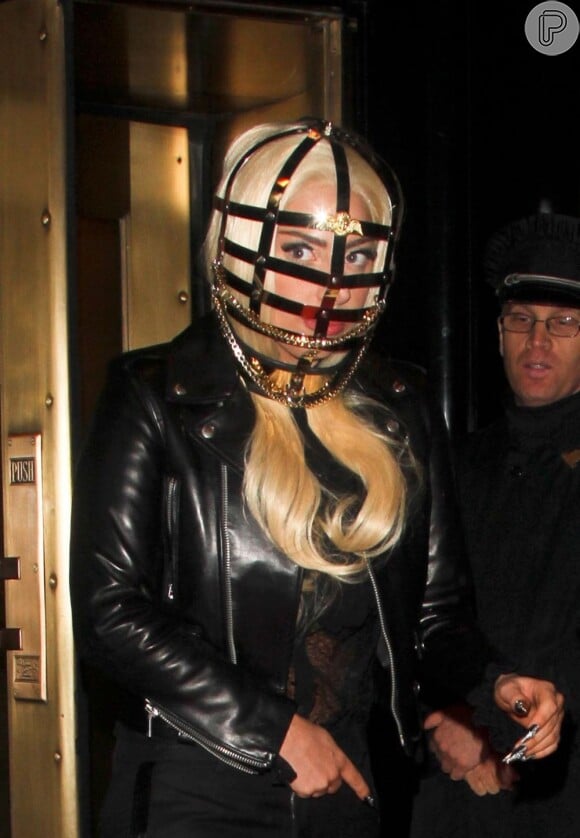 Em dezembro de 2012, Lady Gaga surpreendeu ao aparecer com um instrumento de tortura na cabeça