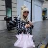 Lady Gaga sempre dá um jeito de chamar a atenção com seu visual, mesmo que discreto, a cantora fez um laço com o próprio cabelo enquanto passeava pelas ruas de Paris, em 2009