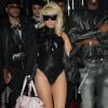 Para a coletiva de fotos, em 2009, em Paris, Lady Gaga escolheu um corpete preto e deixou as pernas de fora