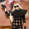 Para promover o álbum 'The Fame', na Coréia do Sul, Lady Gaga usou um modelo transparente e com gola avantajada