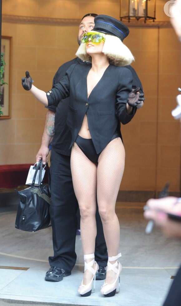 Enquanto esperava seu carro em Paris, Lady Gaga desfilava na porta do hotel de pernas de fora com apenas um blazer